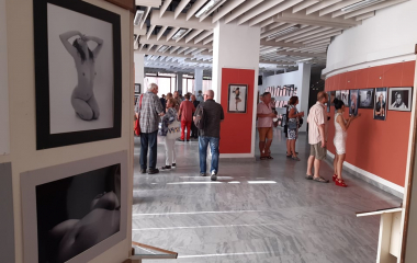 7.7.2021 Výstava fotografií Petra Indry byla úspěšně zahájena ve středu 7. července za doprovodu hudebního vystoupení Elišky Kotlínové, která všechny pozvala na svůj srpnový koncert.