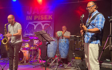 5.8.2022 Šestý ročník jazzového festivalu Jazz in Písek se uskutečnil v pátek 5. srpna. I tento ročník nabídl neobyčejný hudební zážitek nejrozmanitějších jazzových stylů, představil jak mezinárodní umělce, tak špičky české jazzové scény.