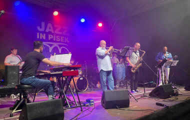 5.8.2022 Šestý ročník jazzového festivalu Jazz in Písek se uskutečnil v pátek 5. srpna. I tento ročník nabídl neobyčejný hudební zážitek nejrozmanitějších jazzových stylů, představil jak mezinárodní umělce, tak špičky české jazzové scény.