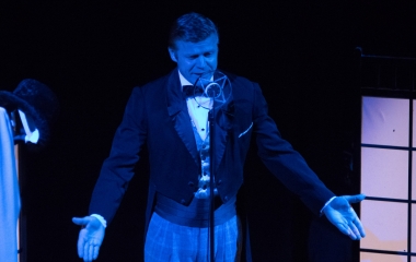 Zavřete oči, swing přichází…