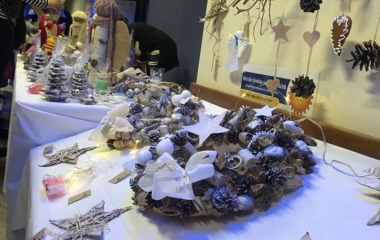 27.11.2019 Už 17. narozeniny oslavila tradiční Vánoční prodejní výstava.  A opět byla velmi úspěšná. Prodejem výrobků a dobrovolným vstupným vydělala vystavujícím organizacím rekordních 54 830 korun.