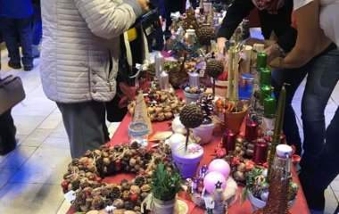 27.11.2019 Už 17. narozeniny oslavila tradiční Vánoční prodejní výstava.  A opět byla velmi úspěšná. Prodejem výrobků a dobrovolným vstupným vydělala vystavujícím organizacím rekordních 54 830 korun.