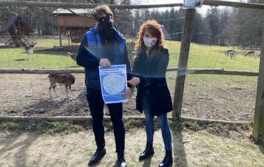 16.4.2021 Centrum kultury města Písek děkuje všem, kteří se zúčastnili naší soutěže S Centrem kultury po Píseckých horách. Přišlo nám několik desítek odpovědí, krásných obrázků a zajímavých fotek. Některé jsme vybrali a připravili z nich plakáty, které jsou vyvěšeny na našich výlepových plochách. Velké poděkování také patří naší kolegyni Ince, která celou hru vymyslela a obden, někdy i ve vánici a sněhu, procházela trasu. A protože většina z nás byla v této hře zainteresována, rádi jsme si celou trasu v průběhu dvou měsíců prošli i my. I když místo protancovaných střevíčků při tanečních a plesech jsme prošlapali zimní boty, přiotrávil se nám pes, zapadli jsme autem ve sněhu, spadl strom přes cestu, přesto jsme si celé dva měsíce užili a nyní pro vás připravujeme novou soutěž.