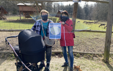 16.4.2021 Centrum kultury města Písek děkuje všem, kteří se zúčastnili naší soutěže S Centrem kultury po Píseckých horách. Přišlo nám několik desítek odpovědí, krásných obrázků a zajímavých fotek. Některé jsme vybrali a připravili z nich plakáty, které jsou vyvěšeny na našich výlepových plochách. Velké poděkování také patří naší kolegyni Ince, která celou hru vymyslela a obden, někdy i ve vánici a sněhu, procházela trasu. A protože většina z nás byla v této hře zainteresována, rádi jsme si celou trasu v průběhu dvou měsíců prošli i my. I když místo protancovaných střevíčků při tanečních a plesech jsme prošlapali zimní boty, přiotrávil se nám pes, zapadli jsme autem ve sněhu, spadl strom přes cestu, přesto jsme si celé dva měsíce užili a nyní pro vás připravujeme novou soutěž.