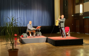 29.5.2021 Fotografie z on-line koncertu legendárního saxofonisty Štěpána Markoviče s mistrovským pianistou Emilem Viklickým.