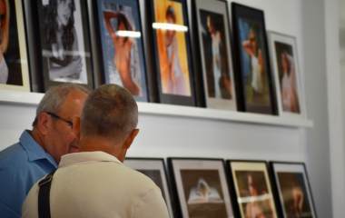 7.7.2021 Výstava fotografií Petra Indry byla úspěšně zahájena ve středu 7. července za doprovodu hudebního vystoupení Elišky Kotlínové, která všechny pozvala na svůj srpnový koncert.