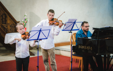 12.7.2021 Dvoutýdenní letní kurz završil Závěrečný koncert účastníků, který se konal 12. července v Trojici. Vít Valečka nafotil krásné fotografie, za které děkujeme.