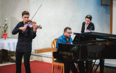 12.7.2021 Dvoutýdenní letní kurz završil Závěrečný koncert účastníků, který se konal 12. července v Trojici. Vít Valečka nafotil krásné fotografie, za které děkujeme.