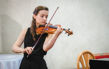 12.7.2021 Dvoutýdenní letní kurz završil Závěrečný koncert účastníků, který se konal 12. července v Trojici. Vít Valečka nafotil krásné fotografie, za které děkujeme.