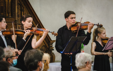 12.7.2021 Dvoutýdenní letní kurz završil Závěrečný koncert účastníků, který se konal 12. července v Trojici. Vít Valečka nafotil krásné fotografie, za které děkujeme.