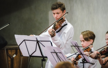 12.7.2021 Dvoutýdenní letní kurz završil Závěrečný koncert účastníků, který se konal 12. července v Trojici. Vít Valečka nafotil krásné fotografie, za které děkujeme.