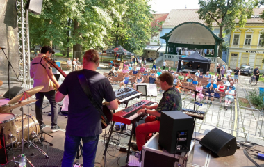 5.8.2022 Šestý ročník jazzového festivalu Jazz in Písek se uskutečnil v pátek 5. srpna. I tento ročník nabídl neobyčejný hudební zážitek nejrozmanitějších jazzových stylů, představil jak mezinárodní umělce, tak špičky české jazzové scény.