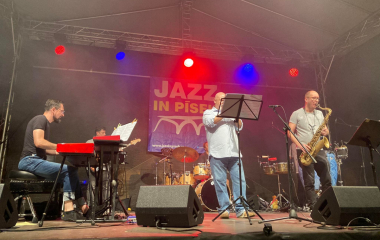 5.8.2022 Šestý ročník jazzového festivalu Jazz in Písek se uskutečnil v pátek 5. srpna. I tento ročník nabídl neobyčejný hudební zážitek nejrozmanitějších jazzových stylů, představil jak mezinárodní umělce, tak špičky české jazzové scény.