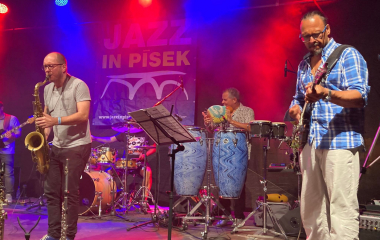5.8.2022 Šestý ročník jazzového festivalu Jazz in Písek se uskutečnil v pátek 5. srpna. I tento ročník nabídl neobyčejný hudební zážitek nejrozmanitějších jazzových stylů, představil jak mezinárodní umělce, tak špičky české jazzové scény.