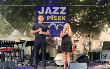 5.8.2022 Šestý ročník jazzového festivalu Jazz in Písek se uskutečnil v pátek 5. srpna. I tento ročník nabídl neobyčejný hudební zážitek nejrozmanitějších jazzových stylů, představil jak mezinárodní umělce, tak špičky české jazzové scény.