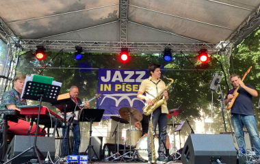 5.8.2022 Šestý ročník jazzového festivalu Jazz in Písek se uskutečnil v pátek 5. srpna. I tento ročník nabídl neobyčejný hudební zážitek nejrozmanitějších jazzových stylů, představil jak mezinárodní umělce, tak špičky české jazzové scény.