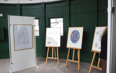 6.8.2022 Multikulturní festival hudby, poezie a zážitků Jakousi červenou nití, která se linula celým programem a propojila jej, byly nejen barvy, ale i slavné písecké osobnosti, které město proslavily. Barevná zastavení s komentovanými prohlídkami nabídla vybrané historické objekty, hudební program nechyběl v Palackého sadech, stejně tak bohatý doprovodný program na mnoha dalších místech.