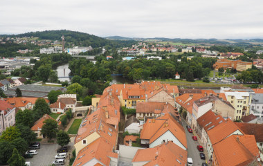 6.8.2022 Multikulturní festival hudby, poezie a zážitků Jakousi červenou nití, která se linula celým programem a propojila jej, byly nejen barvy, ale i slavné písecké osobnosti, které město proslavily. Barevná zastavení s komentovanými prohlídkami nabídla vybrané historické objekty, hudební program nechyběl v Palackého sadech, stejně tak bohatý doprovodný program na mnoha dalších místech.