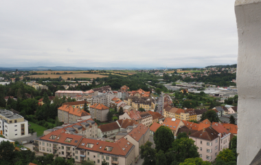 6.8.2022 Multikulturní festival hudby, poezie a zážitků Jakousi červenou nití, která se linula celým programem a propojila jej, byly nejen barvy, ale i slavné písecké osobnosti, které město proslavily. Barevná zastavení s komentovanými prohlídkami nabídla vybrané historické objekty, hudební program nechyběl v Palackého sadech, stejně tak bohatý doprovodný program na mnoha dalších místech.