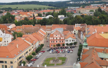 6.8.2022 Multikulturní festival hudby, poezie a zážitků Jakousi červenou nití, která se linula celým programem a propojila jej, byly nejen barvy, ale i slavné písecké osobnosti, které město proslavily. Barevná zastavení s komentovanými prohlídkami nabídla vybrané historické objekty, hudební program nechyběl v Palackého sadech, stejně tak bohatý doprovodný program na mnoha dalších místech.