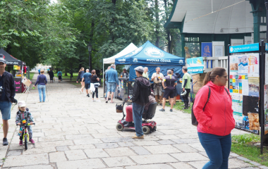 6.8.2022 Multikulturní festival hudby, poezie a zážitků Jakousi červenou nití, která se linula celým programem a propojila jej, byly nejen barvy, ale i slavné písecké osobnosti, které město proslavily. Barevná zastavení s komentovanými prohlídkami nabídla vybrané historické objekty, hudební program nechyběl v Palackého sadech, stejně tak bohatý doprovodný program na mnoha dalších místech.