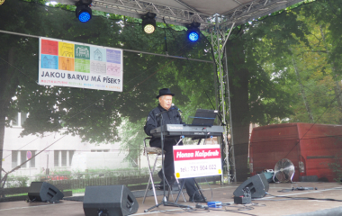 6.8.2022 Multikulturní festival hudby, poezie a zážitků Jakousi červenou nití, která se linula celým programem a propojila jej, byly nejen barvy, ale i slavné písecké osobnosti, které město proslavily. Barevná zastavení s komentovanými prohlídkami nabídla vybrané historické objekty, hudební program nechyběl v Palackého sadech, stejně tak bohatý doprovodný program na mnoha dalších místech.