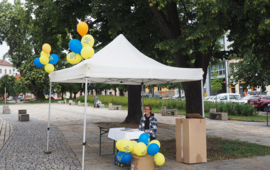 6.8.2022 Multikulturní festival hudby, poezie a zážitků Jakousi červenou nití, která se linula celým programem a propojila jej, byly nejen barvy, ale i slavné písecké osobnosti, které město proslavily. Barevná zastavení s komentovanými prohlídkami nabídla vybrané historické objekty, hudební program nechyběl v Palackého sadech, stejně tak bohatý doprovodný program na mnoha dalších místech.