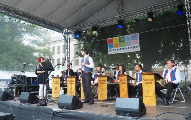 6.8.2022 Multikulturní festival hudby, poezie a zážitků Jakousi červenou nití, která se linula celým programem a propojila jej, byly nejen barvy, ale i slavné písecké osobnosti, které město proslavily. Barevná zastavení s komentovanými prohlídkami nabídla vybrané historické objekty, hudební program nechyběl v Palackého sadech, stejně tak bohatý doprovodný program na mnoha dalších místech.