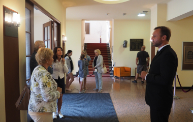 6.8.2022 Multikulturní festival hudby, poezie a zážitků Jakousi červenou nití, která se linula celým programem a propojila jej, byly nejen barvy, ale i slavné písecké osobnosti, které město proslavily. Barevná zastavení s komentovanými prohlídkami nabídla vybrané historické objekty, hudební program nechyběl v Palackého sadech, stejně tak bohatý doprovodný program na mnoha dalších místech.