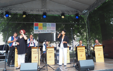 6.8.2022 Multikulturní festival hudby, poezie a zážitků Jakousi červenou nití, která se linula celým programem a propojila jej, byly nejen barvy, ale i slavné písecké osobnosti, které město proslavily. Barevná zastavení s komentovanými prohlídkami nabídla vybrané historické objekty, hudební program nechyběl v Palackého sadech, stejně tak bohatý doprovodný program na mnoha dalších místech.