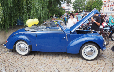 6.8.2022 Multikulturní festival hudby, poezie a zážitků Jakousi červenou nití, která se linula celým programem a propojila jej, byly nejen barvy, ale i slavné písecké osobnosti, které město proslavily. Barevná zastavení s komentovanými prohlídkami nabídla vybrané historické objekty, hudební program nechyběl v Palackého sadech, stejně tak bohatý doprovodný program na mnoha dalších místech.