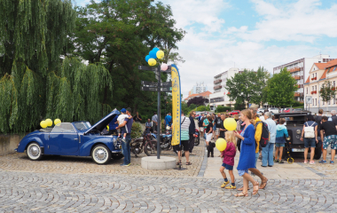 6.8.2022 Multikulturní festival hudby, poezie a zážitků Jakousi červenou nití, která se linula celým programem a propojila jej, byly nejen barvy, ale i slavné písecké osobnosti, které město proslavily. Barevná zastavení s komentovanými prohlídkami nabídla vybrané historické objekty, hudební program nechyběl v Palackého sadech, stejně tak bohatý doprovodný program na mnoha dalších místech.