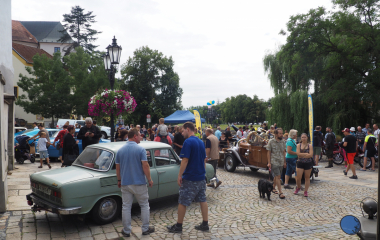 6.8.2022 Multikulturní festival hudby, poezie a zážitků Jakousi červenou nití, která se linula celým programem a propojila jej, byly nejen barvy, ale i slavné písecké osobnosti, které město proslavily. Barevná zastavení s komentovanými prohlídkami nabídla vybrané historické objekty, hudební program nechyběl v Palackého sadech, stejně tak bohatý doprovodný program na mnoha dalších místech.