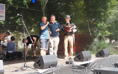 6.8.2022 Multikulturní festival hudby, poezie a zážitků Jakousi červenou nití, která se linula celým programem a propojila jej, byly nejen barvy, ale i slavné písecké osobnosti, které město proslavily. Barevná zastavení s komentovanými prohlídkami nabídla vybrané historické objekty, hudební program nechyběl v Palackého sadech, stejně tak bohatý doprovodný program na mnoha dalších místech.
