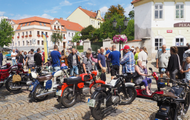6.8.2022 Multikulturní festival hudby, poezie a zážitků Jakousi červenou nití, která se linula celým programem a propojila jej, byly nejen barvy, ale i slavné písecké osobnosti, které město proslavily. Barevná zastavení s komentovanými prohlídkami nabídla vybrané historické objekty, hudební program nechyběl v Palackého sadech, stejně tak bohatý doprovodný program na mnoha dalších místech.
