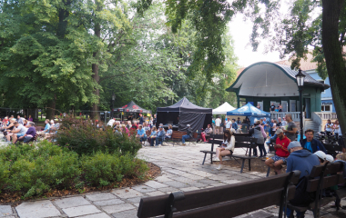 6.8.2022 Multikulturní festival hudby, poezie a zážitků Jakousi červenou nití, která se linula celým programem a propojila jej, byly nejen barvy, ale i slavné písecké osobnosti, které město proslavily. Barevná zastavení s komentovanými prohlídkami nabídla vybrané historické objekty, hudební program nechyběl v Palackého sadech, stejně tak bohatý doprovodný program na mnoha dalších místech.
