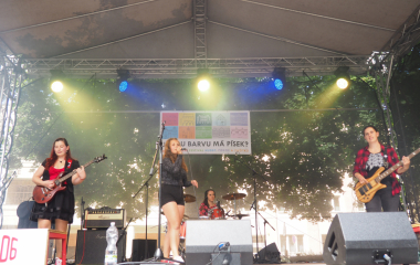 6.8.2022 Multikulturní festival hudby, poezie a zážitků Jakousi červenou nití, která se linula celým programem a propojila jej, byly nejen barvy, ale i slavné písecké osobnosti, které město proslavily. Barevná zastavení s komentovanými prohlídkami nabídla vybrané historické objekty, hudební program nechyběl v Palackého sadech, stejně tak bohatý doprovodný program na mnoha dalších místech.