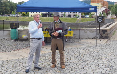 6.8.2022 Multikulturní festival hudby, poezie a zážitků Jakousi červenou nití, která se linula celým programem a propojila jej, byly nejen barvy, ale i slavné písecké osobnosti, které město proslavily. Barevná zastavení s komentovanými prohlídkami nabídla vybrané historické objekty, hudební program nechyběl v Palackého sadech, stejně tak bohatý doprovodný program na mnoha dalších místech.