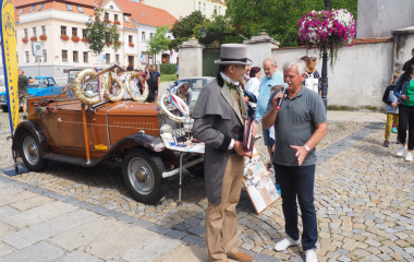 6.8.2022 Multikulturní festival hudby, poezie a zážitků Jakousi červenou nití, která se linula celým programem a propojila jej, byly nejen barvy, ale i slavné písecké osobnosti, které město proslavily. Barevná zastavení s komentovanými prohlídkami nabídla vybrané historické objekty, hudební program nechyběl v Palackého sadech, stejně tak bohatý doprovodný program na mnoha dalších místech.