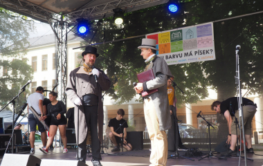6.8.2022 Multikulturní festival hudby, poezie a zážitků Jakousi červenou nití, která se linula celým programem a propojila jej, byly nejen barvy, ale i slavné písecké osobnosti, které město proslavily. Barevná zastavení s komentovanými prohlídkami nabídla vybrané historické objekty, hudební program nechyběl v Palackého sadech, stejně tak bohatý doprovodný program na mnoha dalších místech.