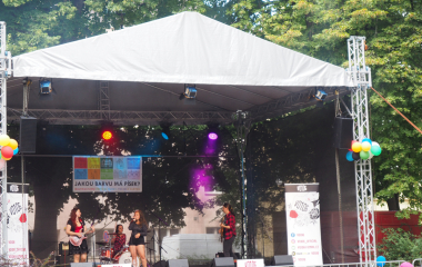 6.8.2022 Multikulturní festival hudby, poezie a zážitků Jakousi červenou nití, která se linula celým programem a propojila jej, byly nejen barvy, ale i slavné písecké osobnosti, které město proslavily. Barevná zastavení s komentovanými prohlídkami nabídla vybrané historické objekty, hudební program nechyběl v Palackého sadech, stejně tak bohatý doprovodný program na mnoha dalších místech.