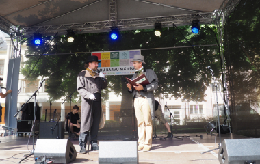 6.8.2022 Multikulturní festival hudby, poezie a zážitků Jakousi červenou nití, která se linula celým programem a propojila jej, byly nejen barvy, ale i slavné písecké osobnosti, které město proslavily. Barevná zastavení s komentovanými prohlídkami nabídla vybrané historické objekty, hudební program nechyběl v Palackého sadech, stejně tak bohatý doprovodný program na mnoha dalších místech.