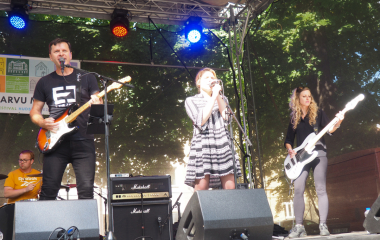 6.8.2022 Multikulturní festival hudby, poezie a zážitků Jakousi červenou nití, která se linula celým programem a propojila jej, byly nejen barvy, ale i slavné písecké osobnosti, které město proslavily. Barevná zastavení s komentovanými prohlídkami nabídla vybrané historické objekty, hudební program nechyběl v Palackého sadech, stejně tak bohatý doprovodný program na mnoha dalších místech.