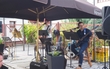 6.8.2022 Multikulturní festival hudby, poezie a zážitků Jakousi červenou nití, která se linula celým programem a propojila jej, byly nejen barvy, ale i slavné písecké osobnosti, které město proslavily. Barevná zastavení s komentovanými prohlídkami nabídla vybrané historické objekty, hudební program nechyběl v Palackého sadech, stejně tak bohatý doprovodný program na mnoha dalších místech.