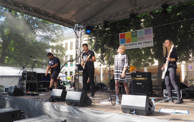 6.8.2022 Multikulturní festival hudby, poezie a zážitků Jakousi červenou nití, která se linula celým programem a propojila jej, byly nejen barvy, ale i slavné písecké osobnosti, které město proslavily. Barevná zastavení s komentovanými prohlídkami nabídla vybrané historické objekty, hudební program nechyběl v Palackého sadech, stejně tak bohatý doprovodný program na mnoha dalších místech.
