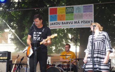 6.8.2022 Multikulturní festival hudby, poezie a zážitků Jakousi červenou nití, která se linula celým programem a propojila jej, byly nejen barvy, ale i slavné písecké osobnosti, které město proslavily. Barevná zastavení s komentovanými prohlídkami nabídla vybrané historické objekty, hudební program nechyběl v Palackého sadech, stejně tak bohatý doprovodný program na mnoha dalších místech.
