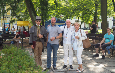 6.8.2022 Multikulturní festival hudby, poezie a zážitků Jakousi červenou nití, která se linula celým programem a propojila jej, byly nejen barvy, ale i slavné písecké osobnosti, které město proslavily. Barevná zastavení s komentovanými prohlídkami nabídla vybrané historické objekty, hudební program nechyběl v Palackého sadech, stejně tak bohatý doprovodný program na mnoha dalších místech.