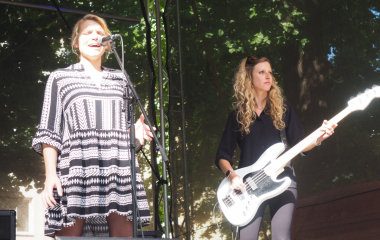6.8.2022 Multikulturní festival hudby, poezie a zážitků Jakousi červenou nití, která se linula celým programem a propojila jej, byly nejen barvy, ale i slavné písecké osobnosti, které město proslavily. Barevná zastavení s komentovanými prohlídkami nabídla vybrané historické objekty, hudební program nechyběl v Palackého sadech, stejně tak bohatý doprovodný program na mnoha dalších místech.