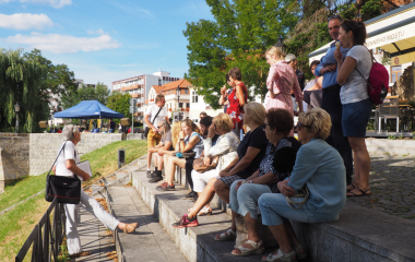 6.8.2022 Multikulturní festival hudby, poezie a zážitků Jakousi červenou nití, která se linula celým programem a propojila jej, byly nejen barvy, ale i slavné písecké osobnosti, které město proslavily. Barevná zastavení s komentovanými prohlídkami nabídla vybrané historické objekty, hudební program nechyběl v Palackého sadech, stejně tak bohatý doprovodný program na mnoha dalších místech.