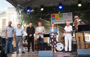 6.8.2022 Multikulturní festival hudby, poezie a zážitků Jakousi červenou nití, která se linula celým programem a propojila jej, byly nejen barvy, ale i slavné písecké osobnosti, které město proslavily. Barevná zastavení s komentovanými prohlídkami nabídla vybrané historické objekty, hudební program nechyběl v Palackého sadech, stejně tak bohatý doprovodný program na mnoha dalších místech.
